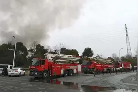 南京一仓库失火，伴随爆炸！图片