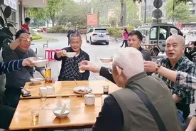 河南一大爷独自坐高铁到淄博吃烧烤，吃了40串烤肉，结账时傻眼了图片