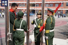 “向国旗敬礼！”指导小学生的原来是他图片