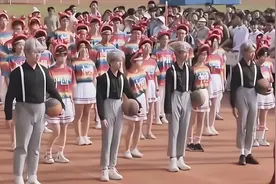 浙江一中学运动会开幕，学生模仿蔡徐坤打篮球，学校遭到网友指责图片