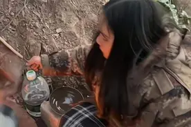 浙江：年轻女孩流浪街头，饿了就煮面条吃，晚上睡在山上砖洞里图片