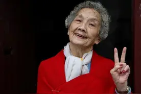 被这位90岁奶奶圈粉了，慈祥可亲也时髦可爱，穿搭不输时尚奶奶图片