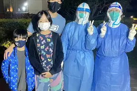吴尊在上海带孩子做核酸 和医护人员合影还送香蕉图片