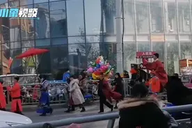 开封女孩在路上遭遇中式婚礼，被满满的仪式感震撼到了图片