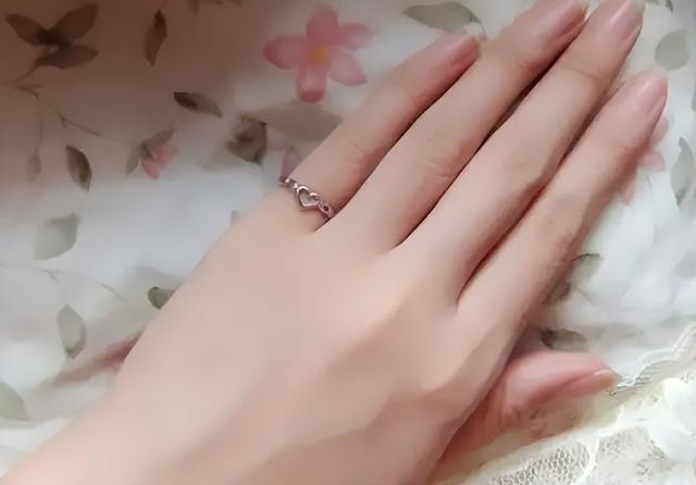 戒指戴在小拇指上是什么意思？不同戒指戴法的意义
