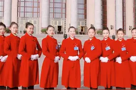 人民大会堂服务员四年换一次，却没有北京人，领导透露：忍痛割爱图片