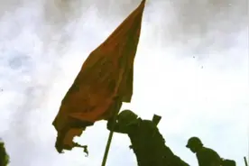 老山战役最悲壮的插旗照，却被质疑造假，一保安：照片上的人是我图片