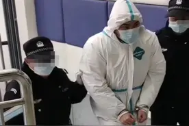 男歌手被捕现场曝光！戴手铐脚铐被警察押送，身份引猜测图片