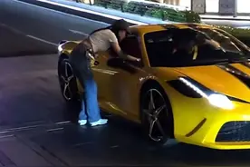 女生见到豪车有多主动，街头搭讪法拉利想上车，被拒绝尴尬离场图片