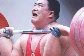 中国举重天才15岁夺冠，8年得60个冠军，退役后当门卫，33岁病逝图片