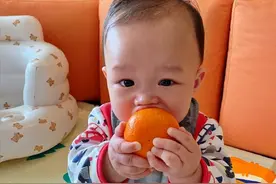 李乘德晒带娃日常，小儿子五官好似胡杏儿，看镜头啃橙子皮太萌图片