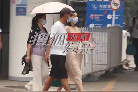 未婚先孕！蒲巴甲陪女友医院产检似临盆在即，准岳母撑伞贴心伺候图片