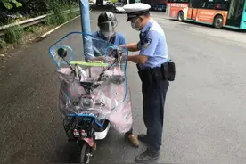 电动车装手机支架、后尾箱被罚？有人中招，交警：都犯了3个错误图片