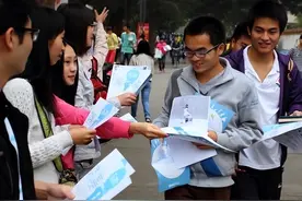 大街上那么多发传单的人，如果投机取巧直接扔掉，岂不是更轻松图片