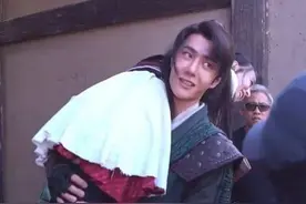 王一博抱着赵丽颖“害羞了”，耳朵和脸通红，绅士手却笑坏大家图片