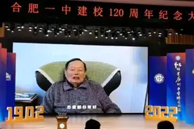 杨振宁录制视频向母校报喜，精神抖擞口条清晰，妻子翁帆不离不弃图片