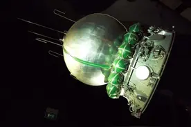 当宇宙飞船返回地球时，为什么要不惜燃料代价，高速穿过大气层？图片