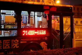 重庆大妈公交上吃糍粑被噎死,家属向司机索赔110万,法院怎么说？图片