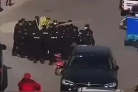 区纪委介入调查“粗暴对待卖甘蔗老人”事件 律师：政府可以购买服务，但不能外包执法图片