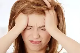 头皮屑很多，应该怎么办？医生：两方面可以有效对抗它图片