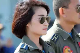 歼十最美飞行员，“金孔雀”跳伞失败壮烈牺牲，36万人送别英雄图片