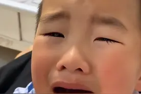 江苏一儿子被妈妈揍哭，老爸气冲冲去报仇：开门瞬间两极反转图片