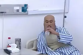 辽宁男子20年内喝两万斤酒，变成“河马”脖，却自称：我不算酒神图片