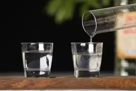 白酒好不好，滴1滴水就知道？行家：一派胡言，要是信了就吃亏了图片