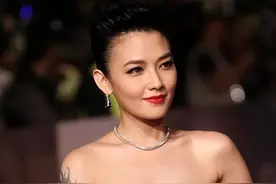 她姿容出众才华横溢，却不婚不育找穷小子男友，今年过40依然迷人图片
