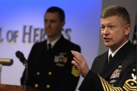 地位显赫的美国士兵，到底能牛到什么程度？军官见了都要立正敬礼图片