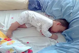 宝宝睡着后满床打滚，有可能是传递不舒服的信号，妈妈别嫌宝宝烦图片