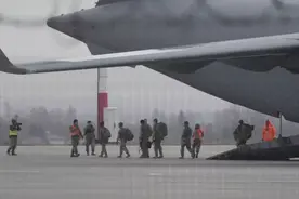 美军空降兵抵达波兰后，普京就俄乌局势划“红线”图片