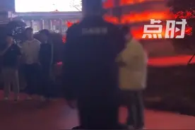 男子谩骂女友被路人制止后躺地耍赖， 拍摄者：骂了一路，看不下去了图片