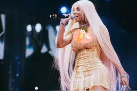 无下限！美国女星Cardi B表演不穿内裤，扭胯与粉丝互动秀卫生棉条图片