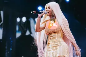 无下限！美国女星Cardi B表演不穿内裤，扭胯与粉丝互动秀卫生棉条图片