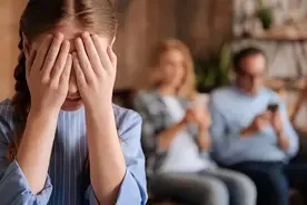 心理学上，和父母不亲的人，往往都有一个共性图片