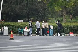 郑州富士康到底发生了什么？为何会出现大量员工徒步返乡 ?图片