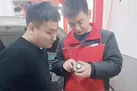 开途虎店 修百家车的途虎汽修青年图片