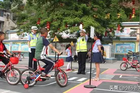 三年级以上的学生可以自己上下学，家长开车接送只会惯坏孩子图片