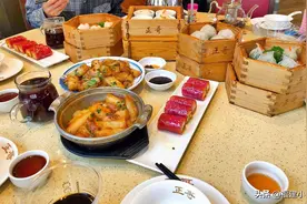 人活着就应该学习广东人，真的洒脱；一双人字拖一条背心穿着舒心图片