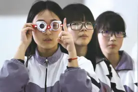 高考体检要“脱衣检查”？高三学生很难为情，班主任赶忙出面解释图片