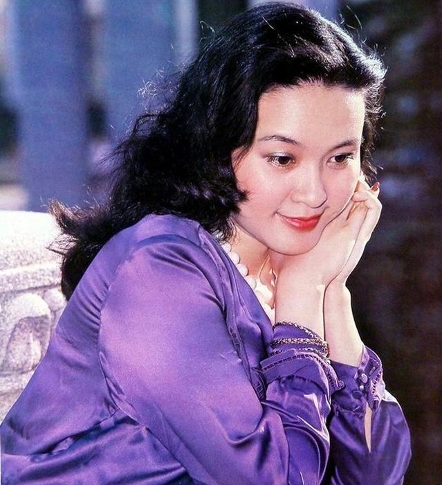 方舒:背叛丈夫陈国星,嫁小10岁屠洪刚后被抛弃,今65岁苍老难辨