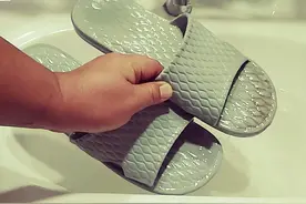 无论拖鞋多黑多旧都别扔，只要在水里加几滴它，旧鞋轻松变新鞋！图片