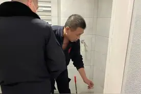 【我为群众办实事】堵塞楼上下水道引纠纷，西郊派出所全力化解“疏通”邻里情图片