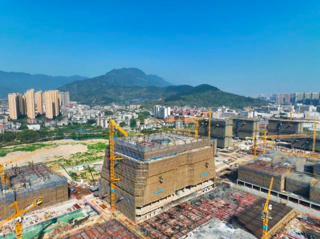 曹德旺谈大学生热衷考公务员:公务员不要技术只需要磨嘴皮,年轻人考不上就会出国,出不去就会送外卖