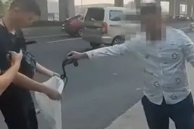 街头男子徒手勇抓毒蛇，原来另有目的！图片