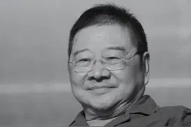 倪匡的传奇家族：亦舒不服管，倪震情史混乱，儿媳周慧敏隐忍大度图片