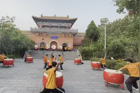 同是风华正茂，怎愿甘拜下风图片