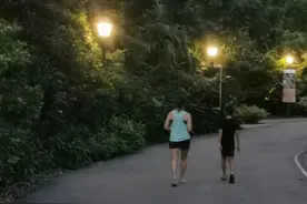 孙燕姿携子跑步被偶遇！穿背心短裤身材好，9岁爱子身高直逼妈妈图片