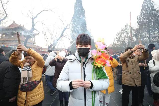 到寺庙上香就等于不上课？不上班？接地气的实在话才有话语权。